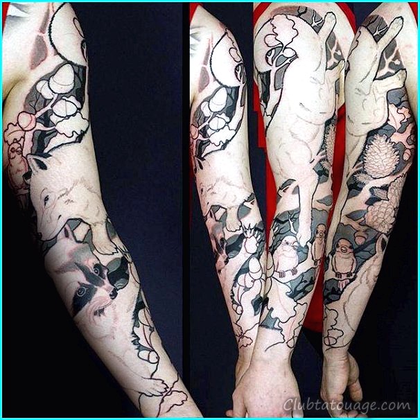 Une personne avec des tatouages que les formes de déplacement des animaux a un message à transmettre