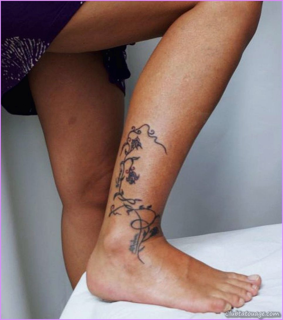 La plus belle femme de tatouages peut obtenir sont ceux sur ses chevilles